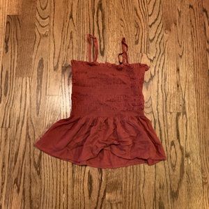 Adorable tube top! It’s a burnt orangish color!